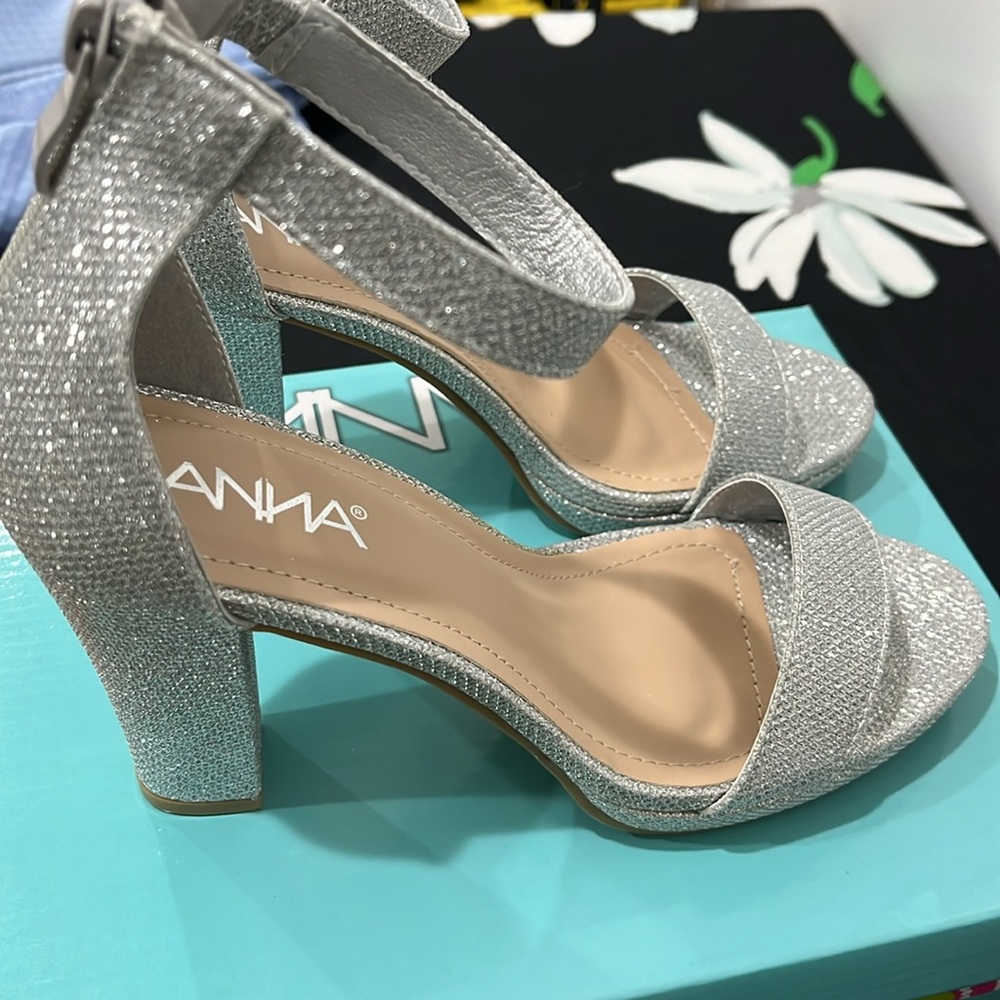 New in Box! Anna Amaya-2 Silver Mesh Heel, Size 6